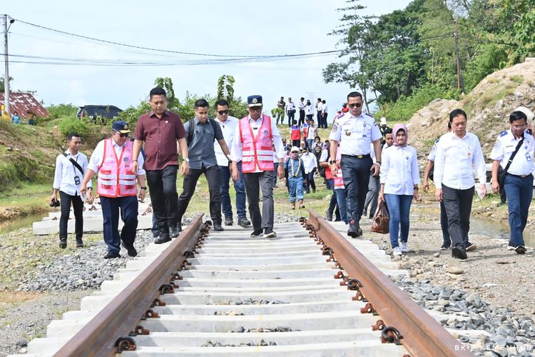 Menhub Budi Karya Sumadi saat meninjau progres proyek pembangunan KA Makassar-Parepare, Sabtu (21/01/2023)