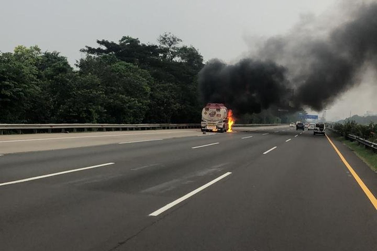 Truk tangki milik Pertamina terbakar di Tol Jagorawi arah Bogor, KM 18+600, Cimanggis, Depok, Minggu (2/5/2021) sore.