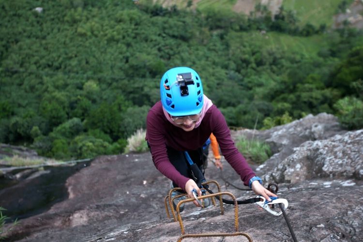 Wartawan Kompas.com saat pemanjatan via Ferrata untuk mencapai hotel gantung Padjajaran Anyar yang terletak di tebing Gunung Parang, Purwakarta, Jawa Barat setinggi 500 meter, Sabtu (18/11/2017). Hotel gantung ini diklaim sebagai hotel gantung tertinggi di dunia mengalahkan ketinggian hotel gantung di Peru.  