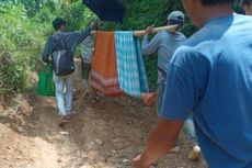 Warga Sakit di Kuningan Ditandu Lewati Jalan Setapak Sejauh 15 Kilometer, Berasal dari Dusun yang Terisolasi