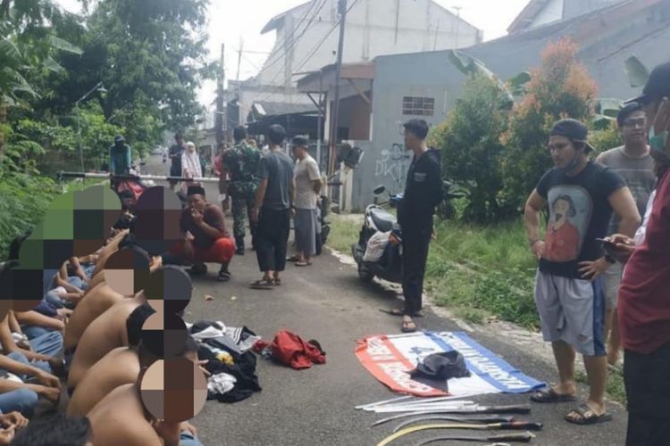 Puluhan pelajar SMK asal Jakarta Timur yang tertangkap akan tawuran di wilayah Kota Bekasi pada Selasa (2/5/2023). Pelajar itu langsung digiring ke Polres Bekasi Kota usai beberapa dari mereka kedapatan memiliki sebilah senjata tajam.