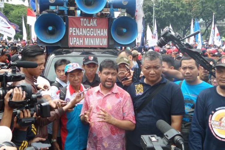 Presiden Konfederasi Serikat Pekerja Indonesia (KSPI) Said Iqbal mengkomandoi 100.000 buruh yang datang pada aksi May Day, Minggu (1/5/2016)