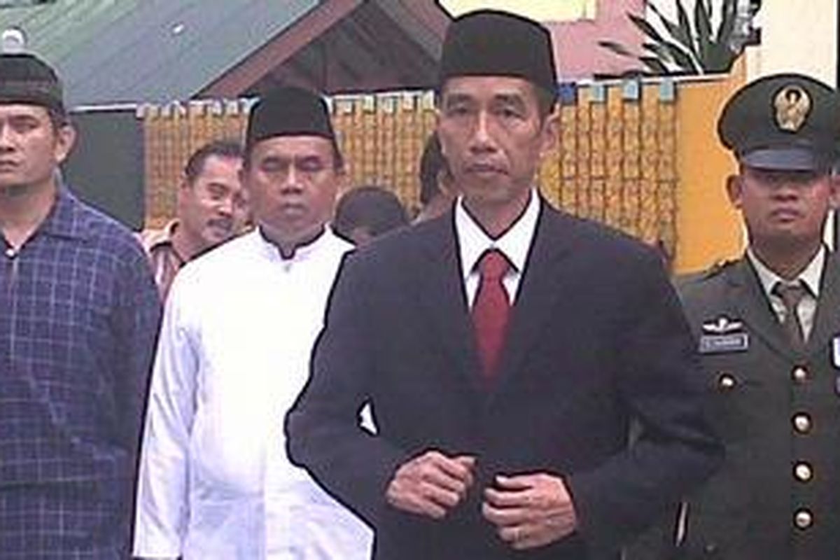 Gubernur DKI Jakarta Joko Widodo sesaat sebelum memimpin upacara penyerahan jenasah mantan Gubernur DKI Jakarta, Wiyugo Atmodarminto dari pihak keluarga kepada pemerintah, di halaman Masjid Agung Sunda Kelapa, Menteng, Jakarta Pusat, Sabtu (20/10/2012). Upacara penyerahan digelar secara militer, dan jenasah dimakamkan di Taman Makam Pahlawan (TMP) Kalibata, Jakarta Timur.