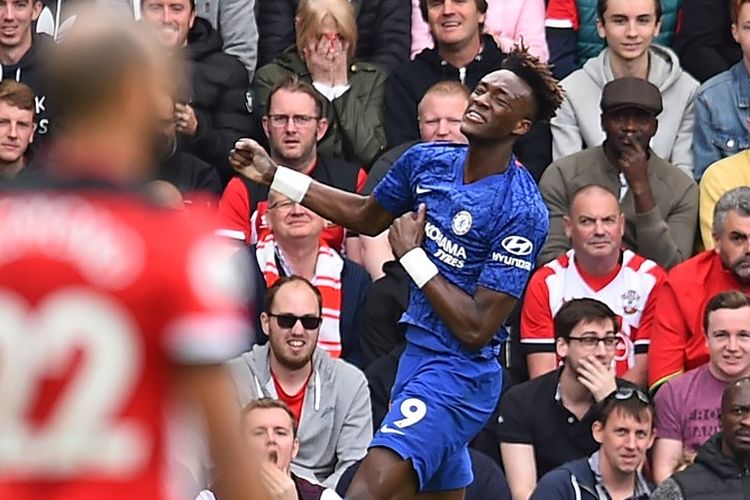 Chelseas English striker Tammy Abraham celebrates after scoring the opening goal of the English Premier League football match between Southampton and Chelsea at St Marys Stadium in Southampton, southern England on October 6, 2019. (Photo by Glyn KIRK / AFP) / RESTRICTED TO EDITORIAL USE. No use with unauthorized audio, video, data, fixture lists, club/league logos or live services. Online in-match use limited to 120 images. An additional 40 images may be used in extra time. No video emulation. Social media in-match use limited to 120 images. An additional 40 images may be used in extra time. No use in betting publications, games or single club/league/player publications. / 