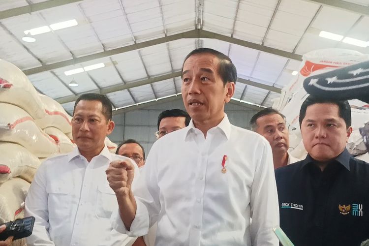 Presiden Joko Widodo memberikan keterangan pers usai meninjau Gudang Bulog Dramaga, Kabupaten Bogor, Senin (11/9/2023).