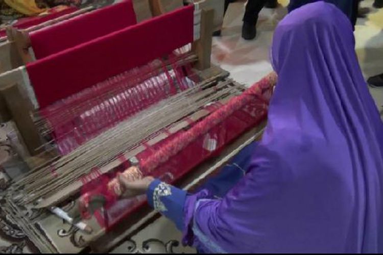 A tenun cual artisan makes the cloth at the Cual Ishadi Museum in Pangkal Pinang, Bangka Belitung Province