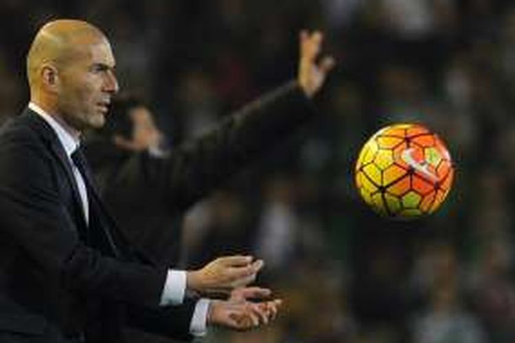 Pelatih Real Madrid, Zinedine Zidane, memberikan instruksi di pinggir lapangan saat melawan Real Betis pada lanjutan La Liga di Stadion Benito Villamarin, Minggu (24/1/2016). 