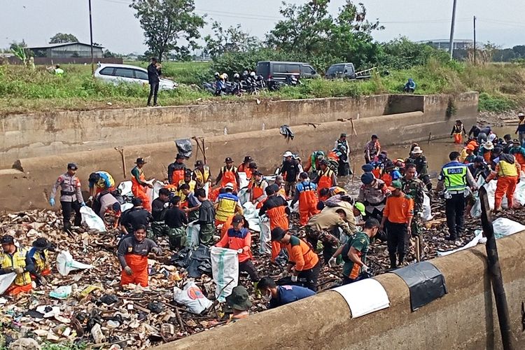 Warga sekitar Sungai Cikeruh, Desa Cimekar, Kecamatan Cileunyi, Kabupaten Bandung, Jawa Barat beserta instansi lainnya turun langsung menbersihkan sungai Cikeruh, Rabu (26/7/2023) akibat video ajakan Pandawara Group.