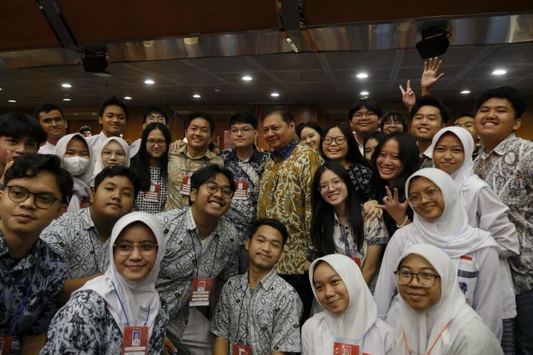 Menteri Koordinator (Menko) Bidang Perekonomian Airlangga Hartanto berfoto bersama para siswa dalam acara Kompetisi Ekonomi (KOMPek) ke-26 Fakultas Ekonomi dan Bisnis (FEB) Universitas Indonesia (UI) di Gedung Sapta Pesona, Jakarta, Selasa (30/1/2024).