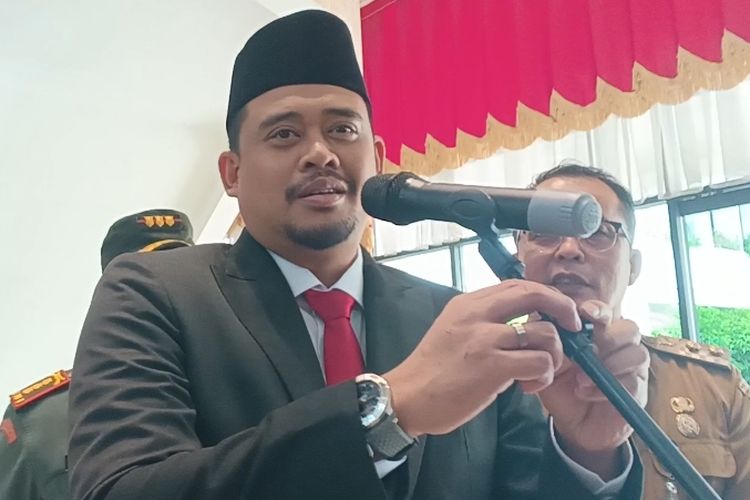 Wali Kota Medan Bobby Nasution saat ditanya wartawan di kantornya, Senin (13/5/2024)