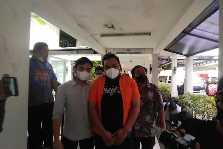 Tersangka Fico Fachriza saat dihadirkan dalam jumpa pers terkait penangkapan narkobanya di Polda Metro Jaya, Jumat (14/1/2022). 