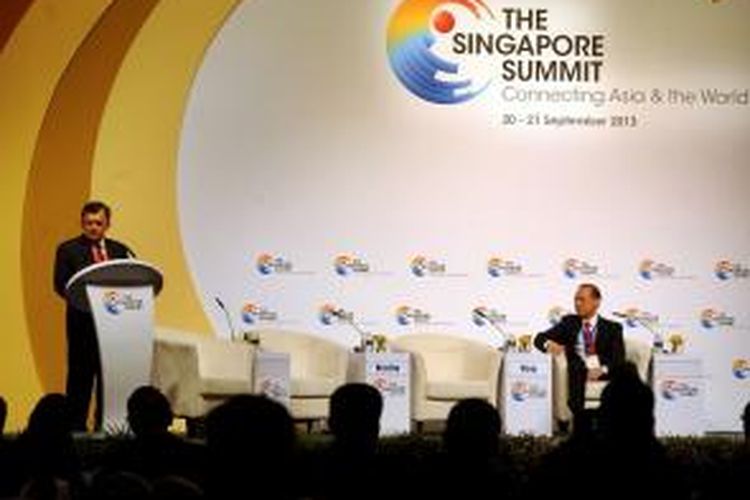 Mantan Wapres Jusuf Kalla ketika menjadi pembicara kunci dihadapan 350 CEO berbagai perusahaan didunia dan para pemimpin serta mantan pemimpin Asia dalam acara Singapore Summit 2013 di Hotel Shangri-La Singapura, Sabtu (21/09/2013). Ketua Umum Palang Indonesia (PMI) itu berbicara dihadapan petinggi perusahaan dunia soal prospek ekonomi Asia dan kondisi perekonomian di Indonesia serta sosial dan politik dunia. 