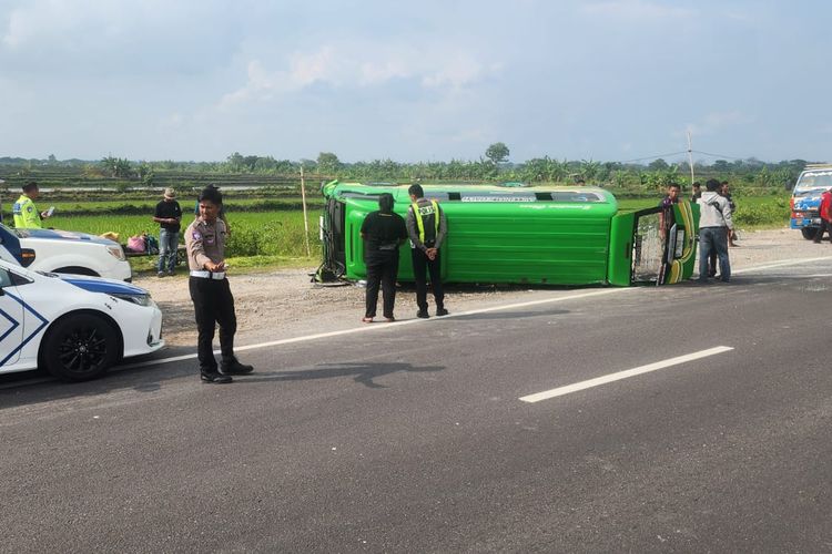 Minibus Tabrak PJU Hingga Terguling Saat Dahului Truk Tangki di Lamongan, 6 Orang Terluka