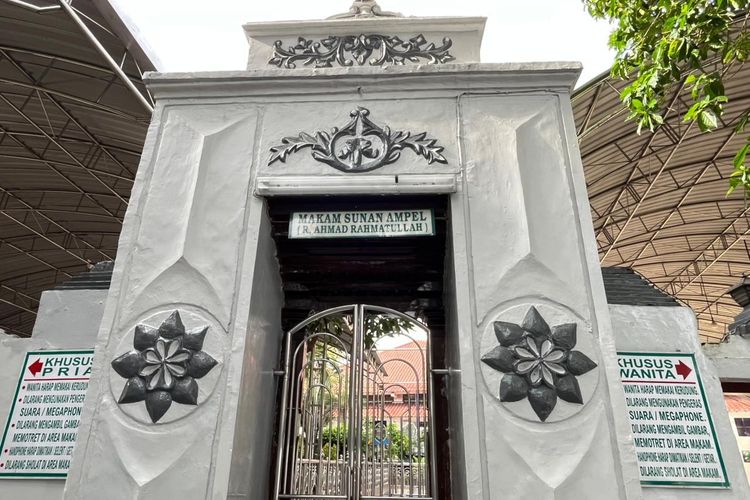 Makam Sunan Ampel, Surabaya.