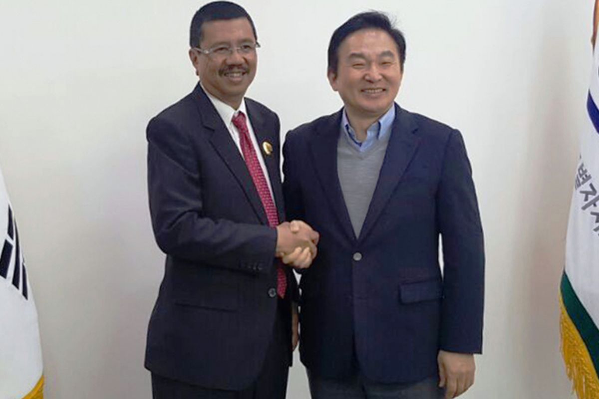 Gubernur Sumatera Utara Tengku Erry Nuradi bersama Gubernur Provinsi Jeju Won Hee Ryong, keduanya akan melakukan kerja sama antar pulau, Senin (20/3/2017)