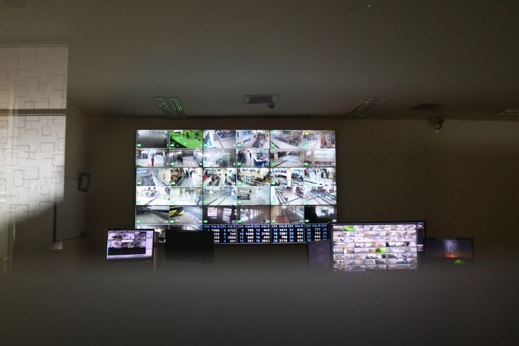 Ruangan CCTV di lantai 4 Gedung C Terminal Pulo Gebang, berfungsi untuk memantau aktivitas terminal selama 24 jam.