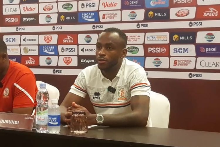 Pemain andalan timnas Burundi, Saido Berahino, berbicara dalam konferensi pers menjelang FIFA Matchday kontra Indonesia di Hotel Sultan, Jakarta, pada Jumat (24/3/2023) sore WIB.