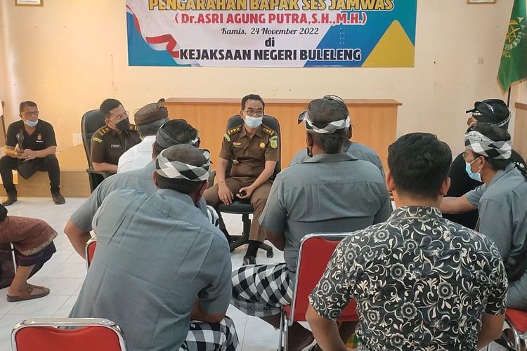 Sejumlah warga mendatangi kantor Kejaksaan Negeri (Kejari) Buleleng di Kota Singaraja, Provinsi Bali.