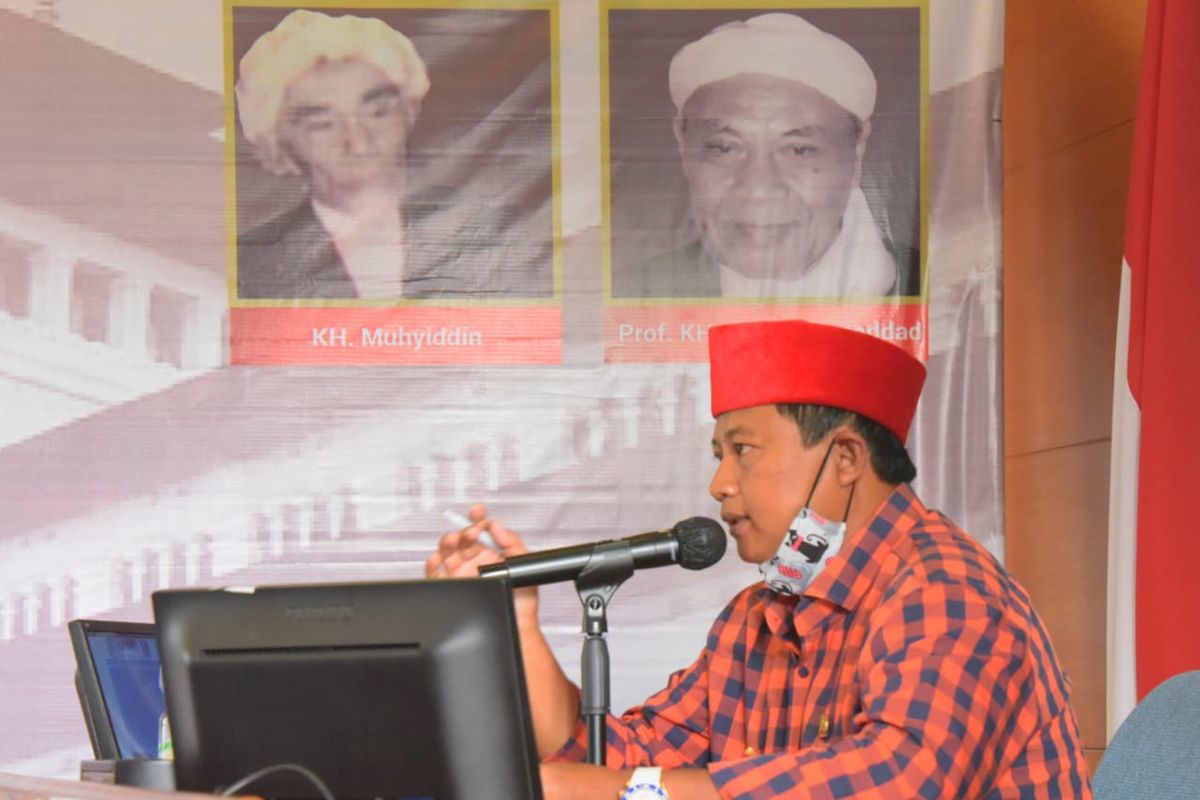 Wakil Gubernur (Wagub) Jawa Barat (Jabar) Uu Ruzhanul Ulum saat membuka Seminar Pengusulan Alm. KH. Muhyiddin dan Pengusulan Ulang Alm. Prof. KH. Anwar Musaddad sebagai Pahlawan Nasional via video conference di Gedung Sate, Kota Bandung, Rabu (22/4/2020).