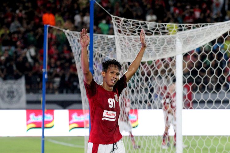 Pemain Bali United M Rahmat selebrasi seusai menjebol gawang Kedah Darul Aman FC pada saat laga babak penyisihan Grup G AFC Cup 2022 yang berakhir dengen skor 2-0 di Stadion Kapten I Wayan Dipta Gianyar, Bali, Jumat (24/6/2022) malam.