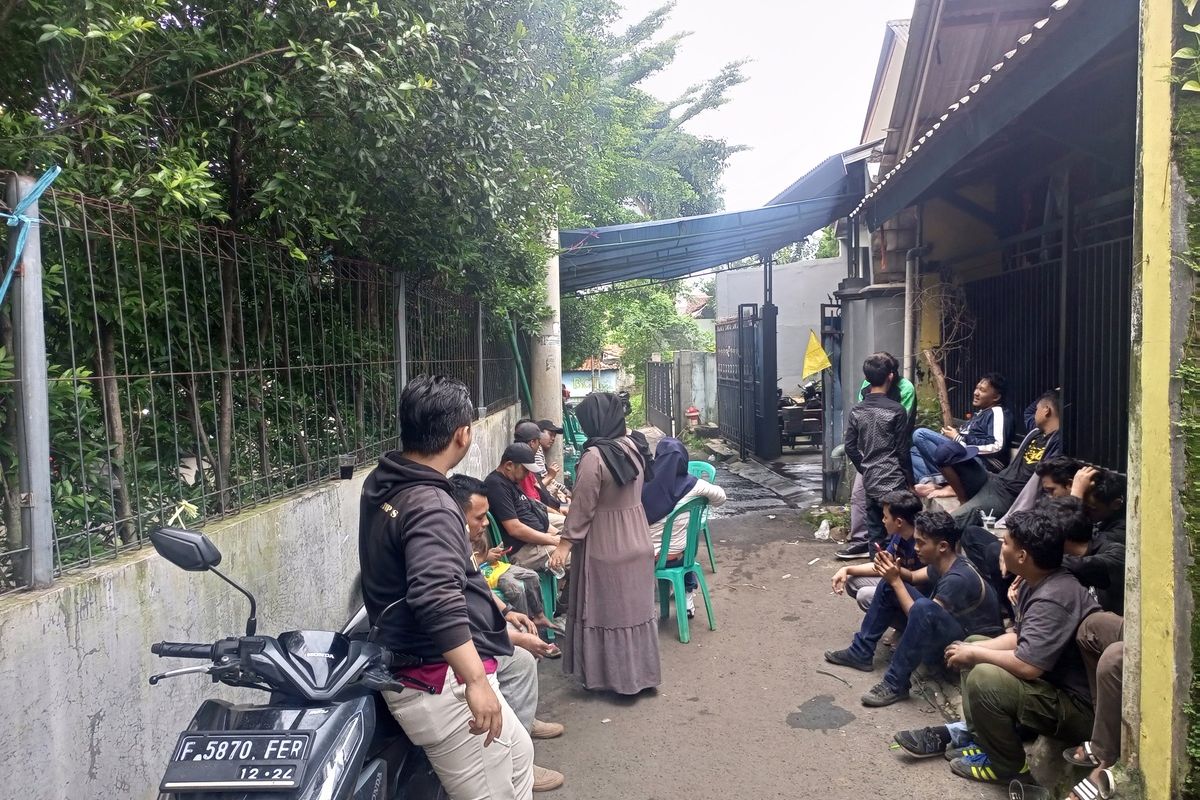 Sejumlah anggota viking bogor utara saat berada di rumah duka Kelurahan Ciparigi, Kecamatan Bogor Utara, Kota Bogor, Jawa Barat, Sabtu (18/6/2022).
