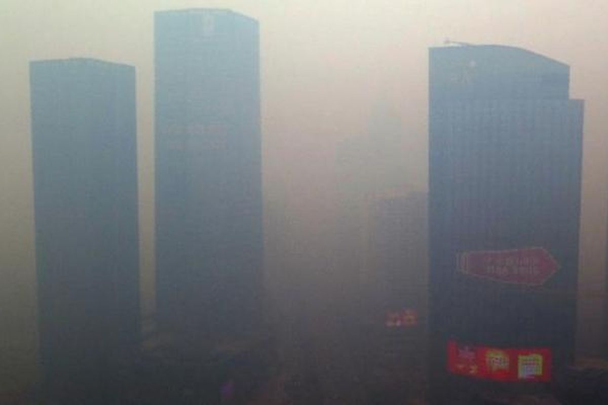 Kabut tebal menyelimuti bangunan apartemen di kota Shenyang, Provinsi Liaoning, China, Minggu (08/11)