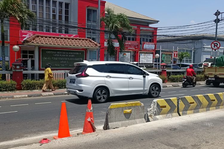 Kondisi separator Transjakarta yang tersisa usai ditabrak sebuah mobil boks di depan Lapas Cipinang, Jatinegara, Jakarta Timur, Selasa (12/9/2023) pagi.
