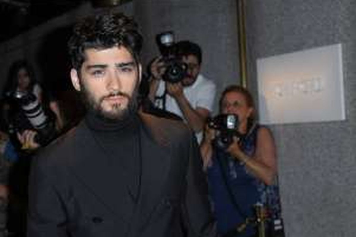 Vokalis Zayn Malik menghadiri pergelaran busana koleksi musim semi/dingin Tom Ford di New York, pada 7 September 2016.