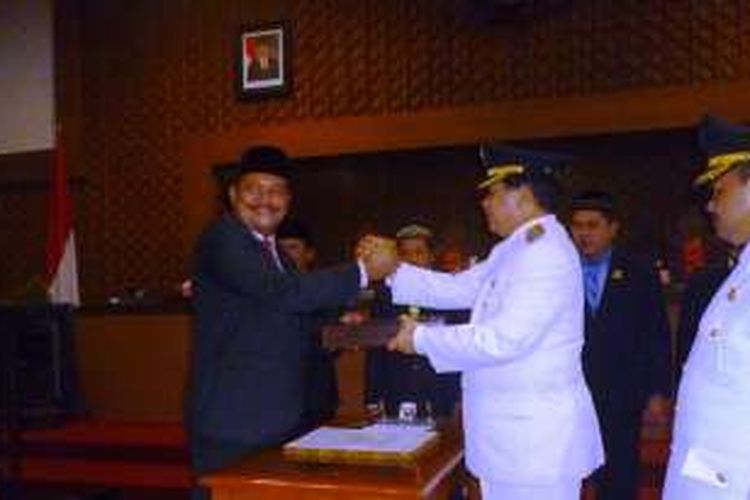 Pj Bupati Semarang Sujarwanto Dwiatmoko (kiri), menyerahkan buku memori kepada Bupati Semarang terpilih Mundjirin dalam Rapat Paripurna Istimewa DPRD Kabupaten Semarang dengan agenda tunggal Sertijab Bupati Semarang, Rabu (17/2/2016) siang.