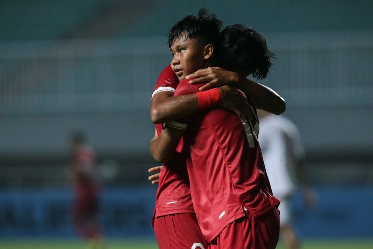 Pemain timnas U17 Indonesia Muhammad Nabil Asyura dan Arkhan Kaka berselebrasi usai membobol gawang timnas U17 Uni Emirat Arab pada laga Kualifikasi Piala Asia U17 2023 di Stadion Pakansari, Kabupaten Bogor, Rabu (5/10/2022). Indonesia menang dengan skor 3-2. Artikel ini berisi reaksi pemain timnas U17 terhadap hasil drawing Piala Dunia U17 2023.