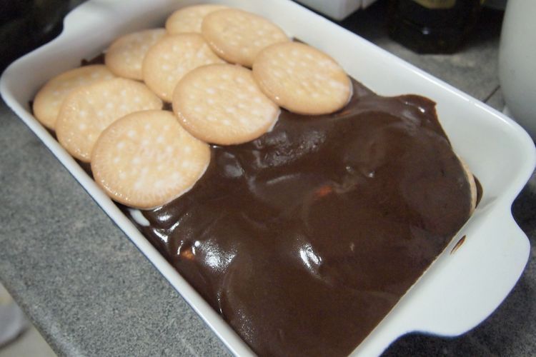 Ilustrasi puding cokelat biskuit marie.