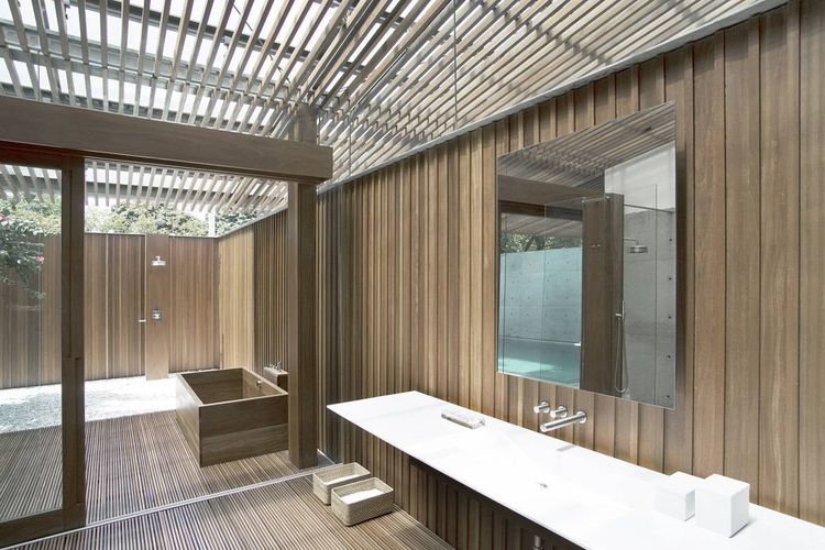 Elemen kayu untuk kamar mandi outdoor karya Studio Tonton 