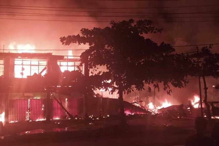 Sebanyak delapan rumah toko (ruko) di Jalan Nanga Pinoh, Kecamatan Nanga Pinoh, Kabupaten Melawi, Kalimantan Barat (Kalbar) ludes dilalap api, Rabu (7/10/2020) sekitar pukul 23.30 WIB. Dalam peristiwa tersebut, empat orang tewas, masing-masing bernama Merry Tiu, Vita Oktaviani (12), Ferry Irawan (9), dan Rizki (2).