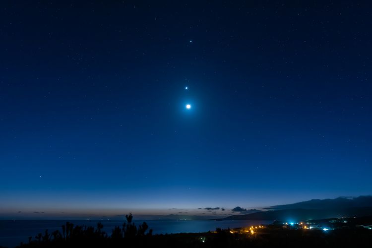 Ilustrasi fenomena langit planet sejajar, Venus, Jupiter dan Bulan. 