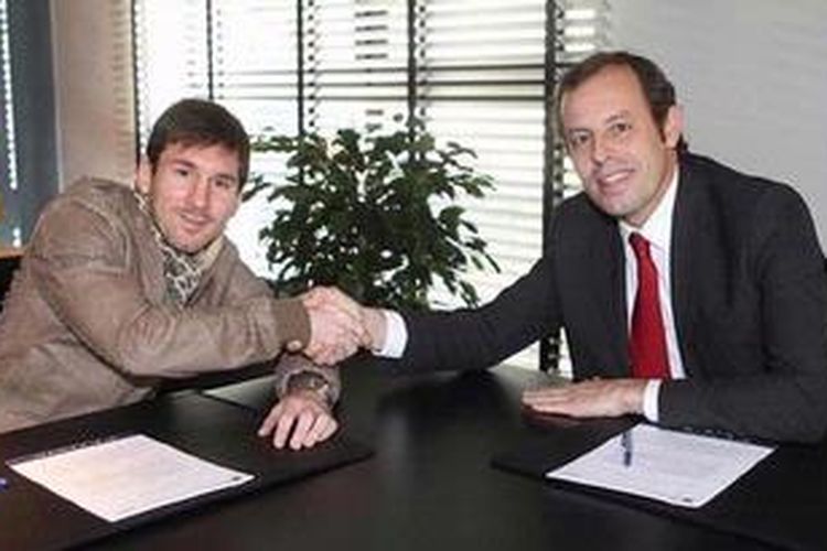Bintang Barcelona, Lionel Messi, berjabat tangan dengan Presiden Sandro Rossel, usai penandatanganan kontrak baru. Barca mempertahankan Messi hingga Juni 2018. 