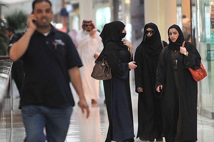 Sejumlah perempuan Saudi berjalan di dalam mal 'Faysalia' di Kota Riyadh, 26 September 2011.
