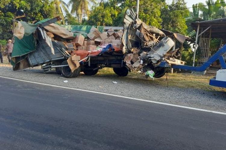 Foto: Kondisi truk akibat kecelakaan di Jalan Desa Pasir Putih, Kecamatan Bungatan, Kabupaten Situbondo, Provinsi Jawa Timur pada Rabu (26/7/2023) dini hari.