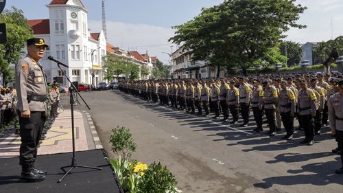 Ribuan Personel Gabungan TNI-Polri Jaga TPS saat Pemilu di Surabaya