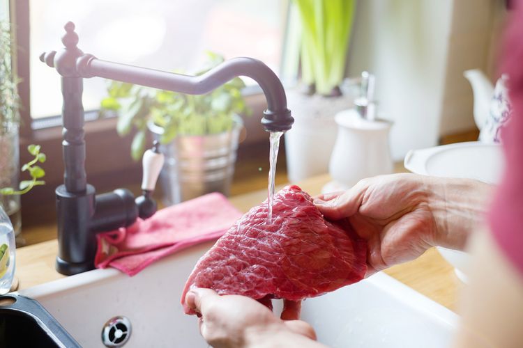Ilustrasi mencuci daging. Sebaiknya daging jangan dicuci dengan air. Gunakan air mengalir hanya ketika akan thawing daging, dan langsung dimasak.