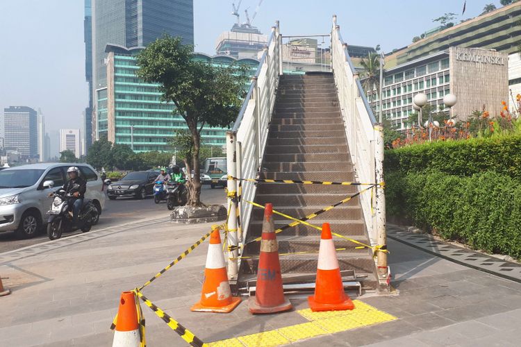 Bagian sisi kanan Jembatan Penyebrangan Orang (JPO) Bundaran Hotel Indonesia (HI) di Jalan MH Thamrin, Jalarta Pusar, yang belum dibongkar, Selasa (31/7/2018)