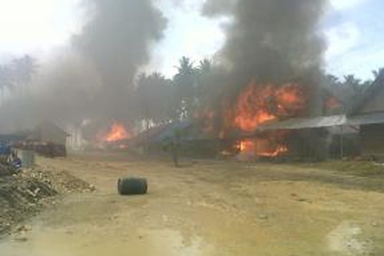 Warga dua desa di kabupaten Konawe Kepulauan, membakar fasilitas perusahaan tambang