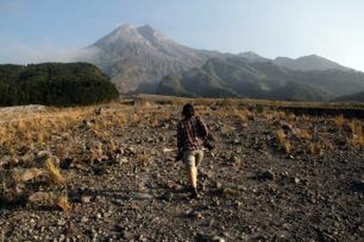 Seorang pelancong sedang menelusuri area bebatuan di Kali Adem, salah satu desa yang dulunya terkena dampak letusan Gunung Api Merapi, Yogyakarta.