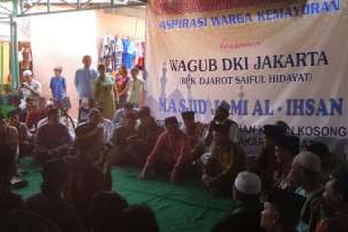 Wakil Gubernur DKI Jakarta Djarot Syaiful Hidayat mendengar aspirasi warga di Kemayoran, Jumat (24/6/2016). 