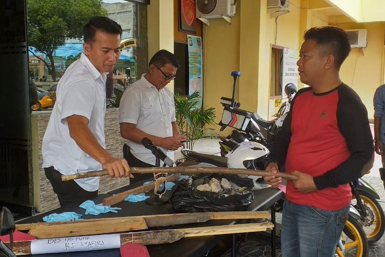 Sejumlah barang bukti yang disita polisi dari 4 pelaku geng motor yang berhasil ditangkap polisi