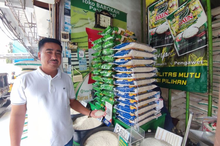 Dedi, pemilik toko barokah di Pasar Pagi Kota Cirebon menunjukan harga beras yang sedang naik, pada Senin (6/2/2023). Dedi sebut kenaikan signifikan ini terjadi karena tidak ada pasokan stok beras.
