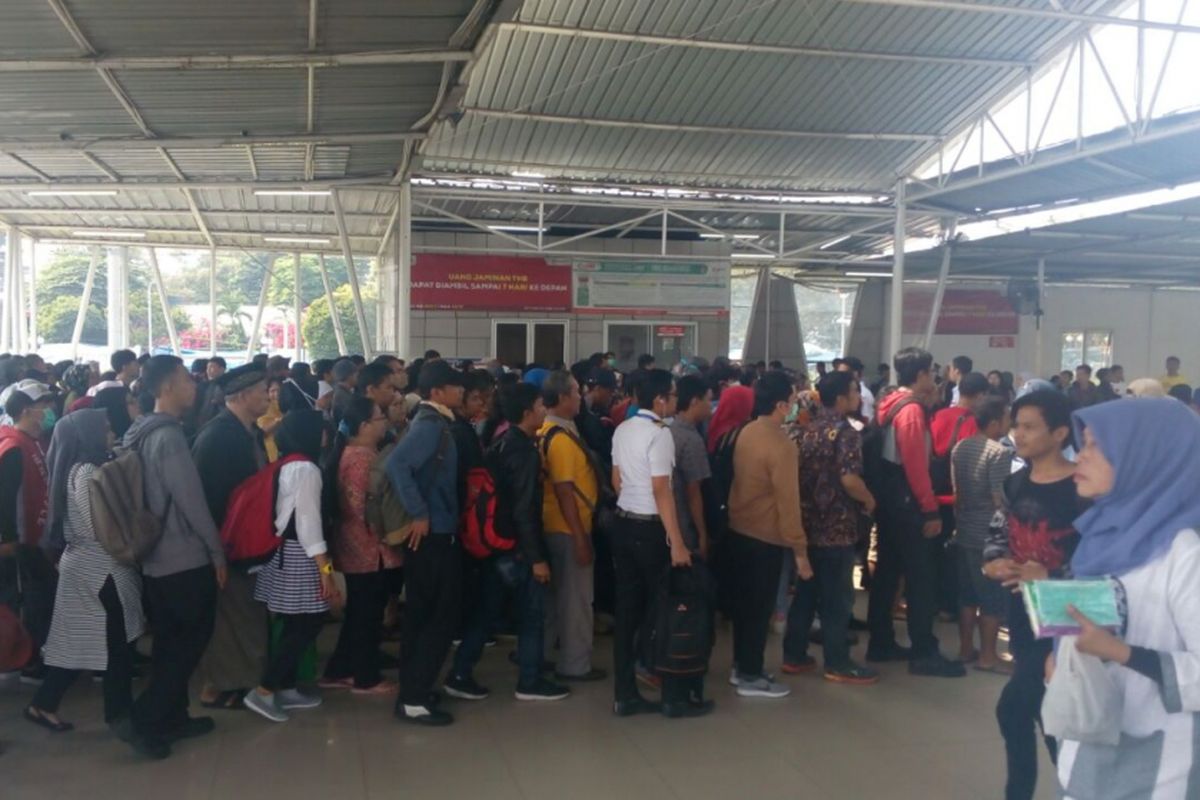 Antrean tap out di Stasiun Bogor pada Sabtu (21/7/2018).