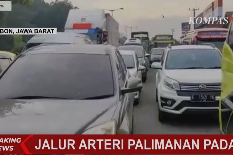 Salah satu penyebab kamacetan adalah pemberlakuan one way yang diterapkan di jalan tol sehingga banyak pengendara melewati jalan arteri.