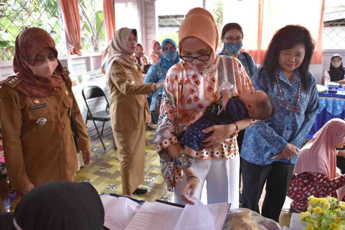 Ketua TP-PKK Kalteng Ivo Sugianto selalu aktif dalam kegiatan monitoring perkembangan balita di wilayahnya