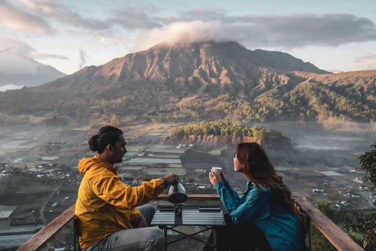 Menikmati kopi di Kintamani sambil ditemani pemandangan Gunung Batur. (Wonderful Image)