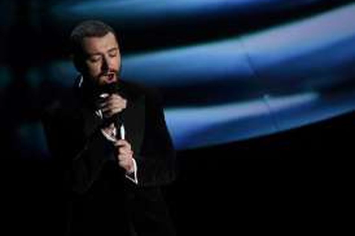 Penyanyi Inggris Sam Smith tampil di panggung Academy Awards ke-88 di Dolby Theatre, Hollywood, California, Minggu (28/2/2016).